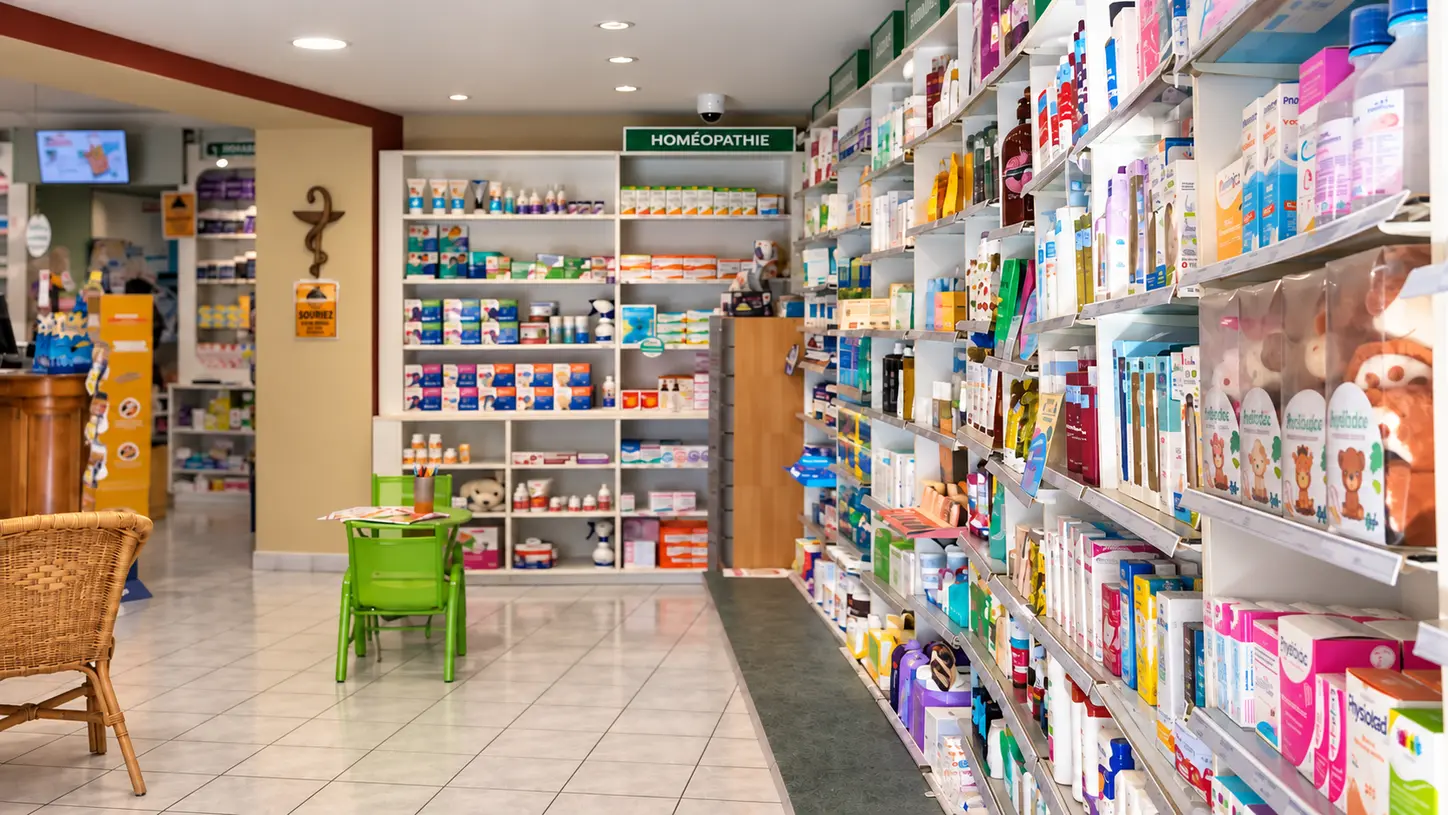 Les étagères et les rayons de parapharmacie de la Pharmacie Thermale, à Saint-Amand-les-Eaux.